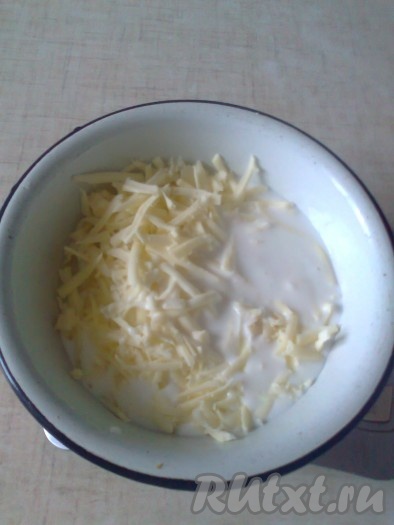 Кефир предварительно достать из холодильника, чтобы он согрелся до комнатной температуры. В кефир всыпать соду, хорошо перемешать и оставить на 5 минут, чтобы сода погасилась (в процессе гашения соды поверхность кефира покроется пузырьками). К моцарелле добавить смесь кефира и соды, перемешать.