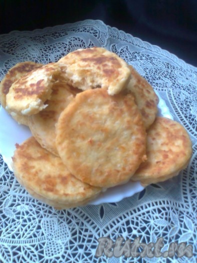 Вот так они выглядят в разломе. Лепёшки с моцареллой особенно вкусно есть горячими!