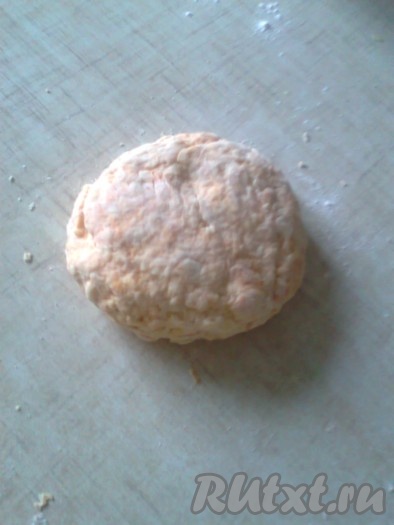 Тесто оставить на 15 минут на столе.