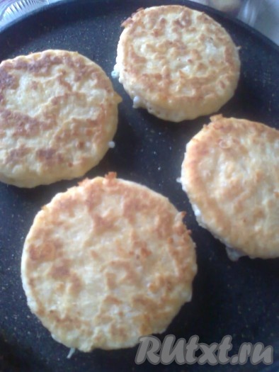 Затем перевернуть лепёшки и жарить до золотистого цвета с другой стороны на среднем огне. Время жарки лепёшек с моцареллой будет зависеть от толщины самих изделий - чем толще, тем больше может потребоваться времени на их приготовление.