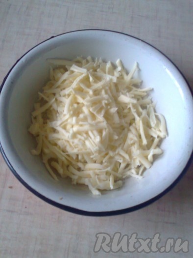 Моцареллу натереть на крупной тёрке в глубокую миску.