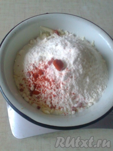 В смесь кефира и моцареллы вспыть соль, специи по вкусу, грамм 100 муки, перемешать. Частями добавляя оставшуюся муку, замесить почти не липнущее к рукам тесто. Как только добились нужной консистенции теста для лепёшек, значит больше муку добавлять не нужно. В качестве специй я добавила молотую паприку и сухой чеснок.