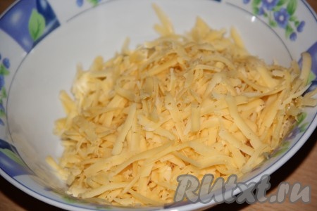 Теперь приступим к приготовлению начинка для фарширования помидоров, для этого нужно натереть на крупной тёрке сыр.
