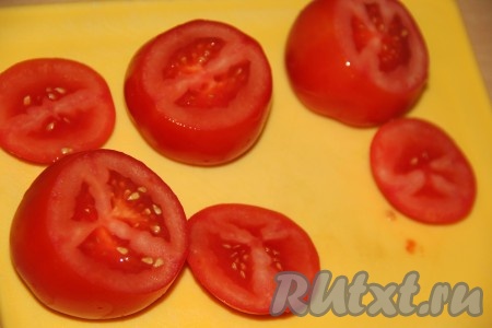 Помидоры вымыть и срезать верхушки, как крышечки (см. на фото). Помидоры устойчиво поставить срезом вверх.
