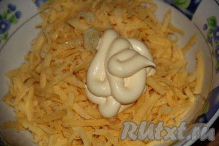 Добавить майонез к сыру с чесноком и тщательно перемешать начинку.
