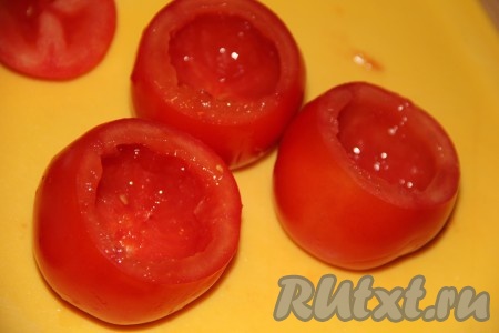 С помощью чайной ложки убрать семечки и мякоть из сердцевины помидора. Должны получиться "стаканчики".
