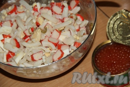 Добавить в салат красную икру и майонез, ещё раз перемешать.
