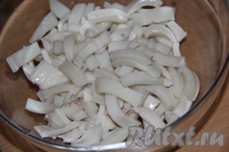 Нарезать кальмаров на полоски.
