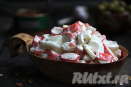 Подать вкусный и нежный салат "Царский" к столу. В этом блюде очень гармонично сочетаются красная икра, крабовые палочки и кальмары, поэтому, я уверена, этот салатик понравится многим!
