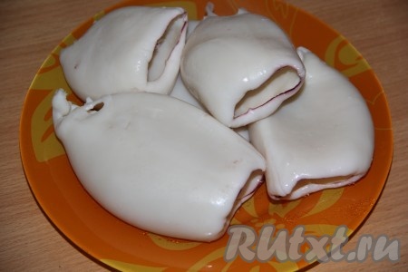 Дать варёным кальмарам остыть, они получатся очень нежными.
