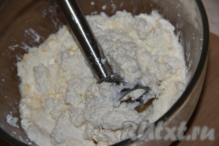 Погружным блендером взбить творожную массу до однородного состояния. Количество сахара подбирайте под свой вкус и под ягоды (какие-то ягоды - более сладкие, а какие-то - менее).
