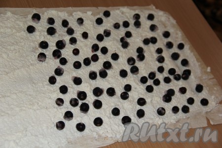 Свежие ягоды перебрать,&nbsp;вымыть и обсушить, замороженные ягоды размораживать не нужно. Я готовила рулет с замороженными ягодами чёрной смородины. Начиная со смазанного края, выложить ягоды поверх творожной массы, заполняя только половину смазанной части лаваша (как на фото).