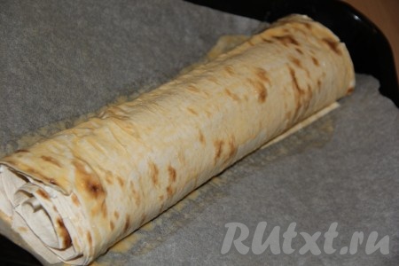 Желток слегка взбить вилкой. Смазать рулет при помощи кулинарной кисти взбитым желтком.
