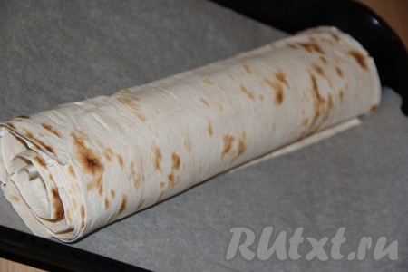 Рулет из лаваша с творогом и ягодами выложить на противень, застеленный пергаментом.
