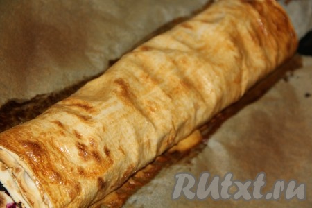 Запекать лаваш с творогом и ягодами в разогретой духовке, примерно, 25 минут при температуре 200 градусов. Рулет должен покрыться красивой золотистой корочкой.
