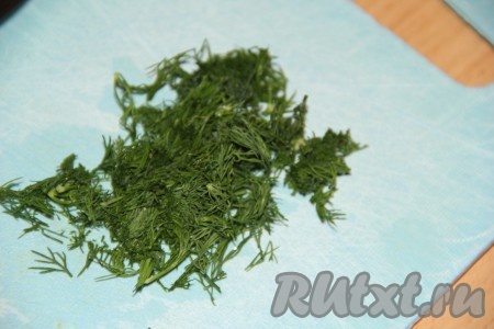 Вымыть укроп, обсушить, нарезать мелко и добавить к сметане с чесноком.