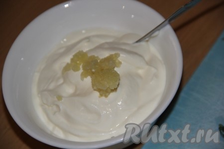 В небольшой ёмкости соединить сметану и пропущенный через пресс чеснок.