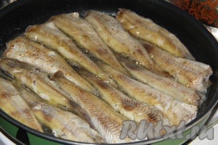 Обжарить минтая с одной стороны на среднем огне до золотистой корочки (на это потребуется минуты 3), затем перевернуть и обжарить ещё в течение 3 минут.