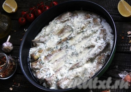 Сочного, нежного и очень вкусного жареного минтая, тушёного в сметане, разложить со сковороды по тарелкам и подать к столу с рисом или картофелем.