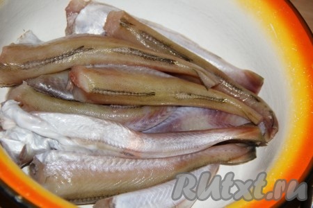 Минтая разморозить, отрезать хвостики и плавники, удалить из брюшка чёрную плёнку, промыть водой. Я купила небольшие тушки минтая. Если вы купили крупную рыбу, тогда её нужно нарезать на порционные кусочки.