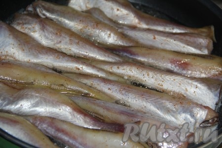 В сковороду влить немного растительного масла, разогреть. Выложить целого минтая (или кусочки) в сковороду в один слой.