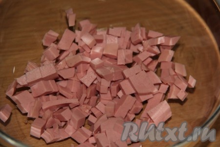 Колбасу нарезать на мелкие кубики.

