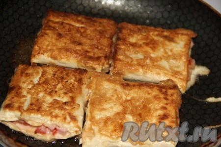 Жарить на среднем огне с двух сторон до золотистого цвета. Таким образом пожарить все рулетики.
