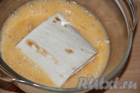 Обмакнуть рулетики с двух сторон в яичную массу.