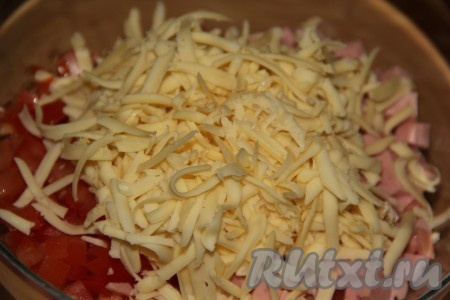 Сюда же добавить натёртый сыр.
