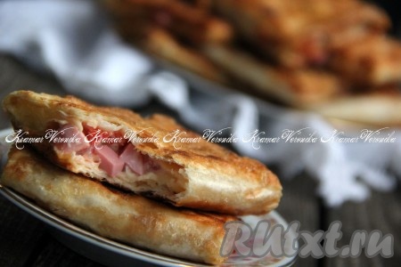 Подать закуску из лаваша к столу в тёплом или в холодном виде. Лаваш с колбасой, сыром и помидорами, жареный на сковороде, получается очень вкусным и сочным!
