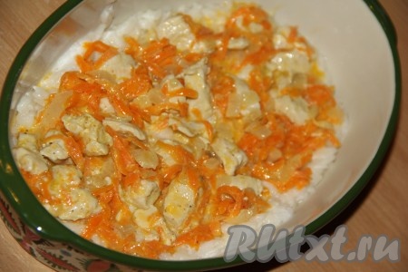 Затем выложить половину куриного филе с овощами.
