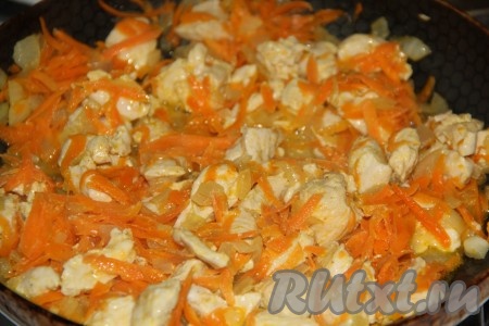 Обжаривать мясо с овощами минут 10 на среднем огне, не забывая периодически помешивать, посолить по вкусу. Снять сковороду с огня и дать кусочкам курицы с овощами остыть.
