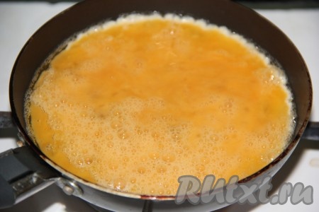 Влить яичную массу, сделать огонь средним.
