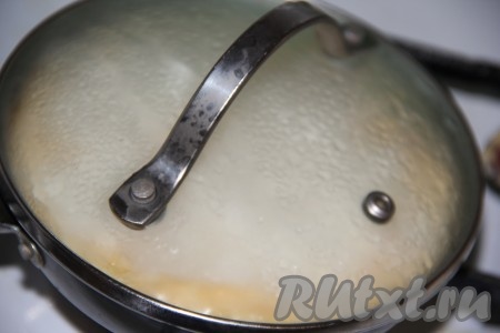 Накрыть сковороду крышкой и готовить на медленном огне, примерно, 5 минут.&nbsp;
