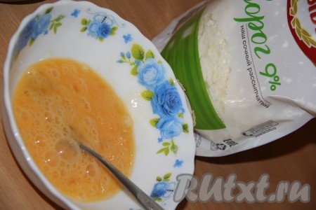 Слегка взбить яйца вилкой.
