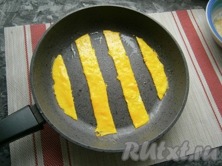 Полосы убрать через одну (как на фото). Три убранные жёлтые полоски нам для омлета не понадобятся, мы их пустим для украшения блюда - свернём из полосок розочки и подадим вместе с омлетом.
