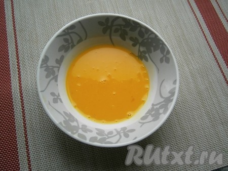 Тщательно расколотить желтки вилкой (или венчиком) до однородности.
