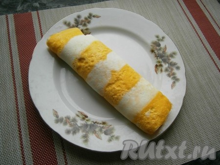 Аккуратно омлет свернуть в рулет, нижняя (более полосатая) сторона очень красиво будет смотреться.
