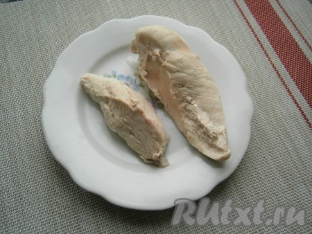 Поставить кастрюлю на огонь, довести до кипения, тщательно убрать пену с помощью шумовки. Бульон посолить по вкусу и далее варить куриное филе на медленном огне под прикрытой крышкой около 50-60 минут. Через 15-20 минут от начала варки луковицу и морковку достать, лук выбросить, морковь оставить для украшения. За 15 минут до конца варки добавить в бульон лавровый лист. Готовое куриное филе должно быть очень мягким, прямо разваливающимся. Вынуть мясо из бульона, остудить.
