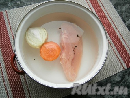 Поместить филе в кастрюлю, залить водой. Очистить лук и морковь, добавить овощи и горошины чёрного перца в кастрюлю.
