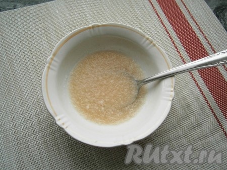 Минут за 15-20 до окончания варки мяса, в пиалу выложить желатин, залить его 3-4 столовыми ложками холодной воды и дать ему разбухнуть.
