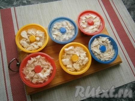 Залить формочки процеженным куриным бульоном, смешанным с желатином, дать остыть заливному при комнатной температуре.
