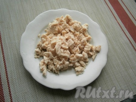 Куриный бульон процедить, довести снова до кипения, выключить огонь. Выложить в горячий бульон набухший желатин, тщательно перемешать, чтобы желатин полностью растворился. Остывшее куриное филе нарезать небольшими кусочками.
