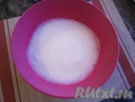 Прежде всего приготовим бисквит, для этого нужно разделить яйца на белки и желтки. К белкам добавить маленькую щепотку лимонной кислоты и взбить миксером до пышной, плотной пены (взбивать 2-3 минуты).
