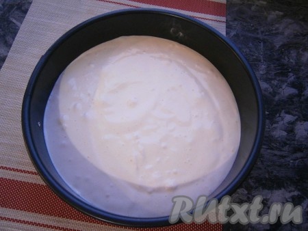 Застелить дно формы диаметром 22-24 см пергаментом, затем выложить тесто и разровнять его.
