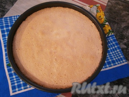 В духовке, предварительно разогретой до 180 градусов, выпекать бисквит около 35-40 минут. Дверцу духовки нельзя открывать в течение первых 25 минут! Бисквит получается очень ровным, без извилин и пузырей.
