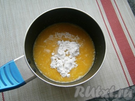 Венчиком хорошенько перемешать желтки с лимонным соком и сахаром, затем всыпать крахмал.
