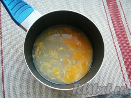 Для приготовления лимонного крема нужно хорошо вымыть лимон, ошпарить его кипятком, снять с него цедру, выдавить сок. Сока нам понадобится 60 мл, если у вас получится меньше, долейте простую воду до нужного количества. Лимонный сок, цедру, сахар и сырые куриные желтки поместить в ковшик (или кастрюльку).
