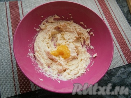 Взбить масло со сгущёнкой миксером до пышности и однородности. Далее, продолжая крем взбивать, добавлять в миску по 1 чайной ложке остывшей лимонной массы.
