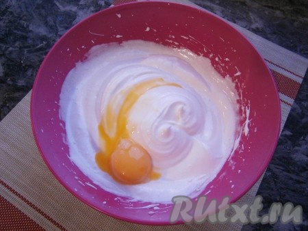 Продолжая взбивать, всыпать частями сахарный песок и ванильный сахар. Взбивать около 4-5 минут, чтобы масса стала пышной, плотной, хорошо держащейся на венчиках (до устойчивых пиков). Затем добавлять по одному желтки, каждый из них миксером вмешивать в белковую массу.